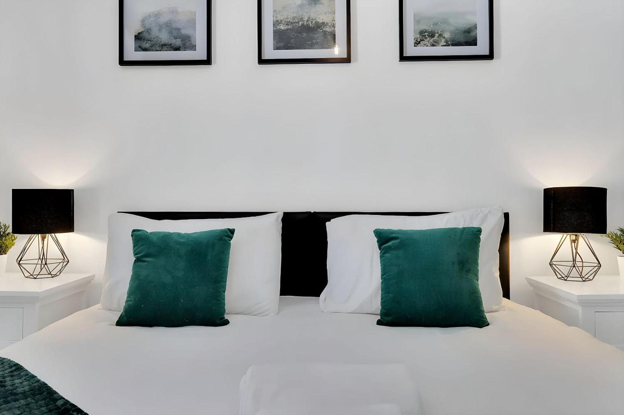 City Centre 2 Bedroom Apt - Free Parking - Wifi - Smart Tv Plymouth Bagian luar foto