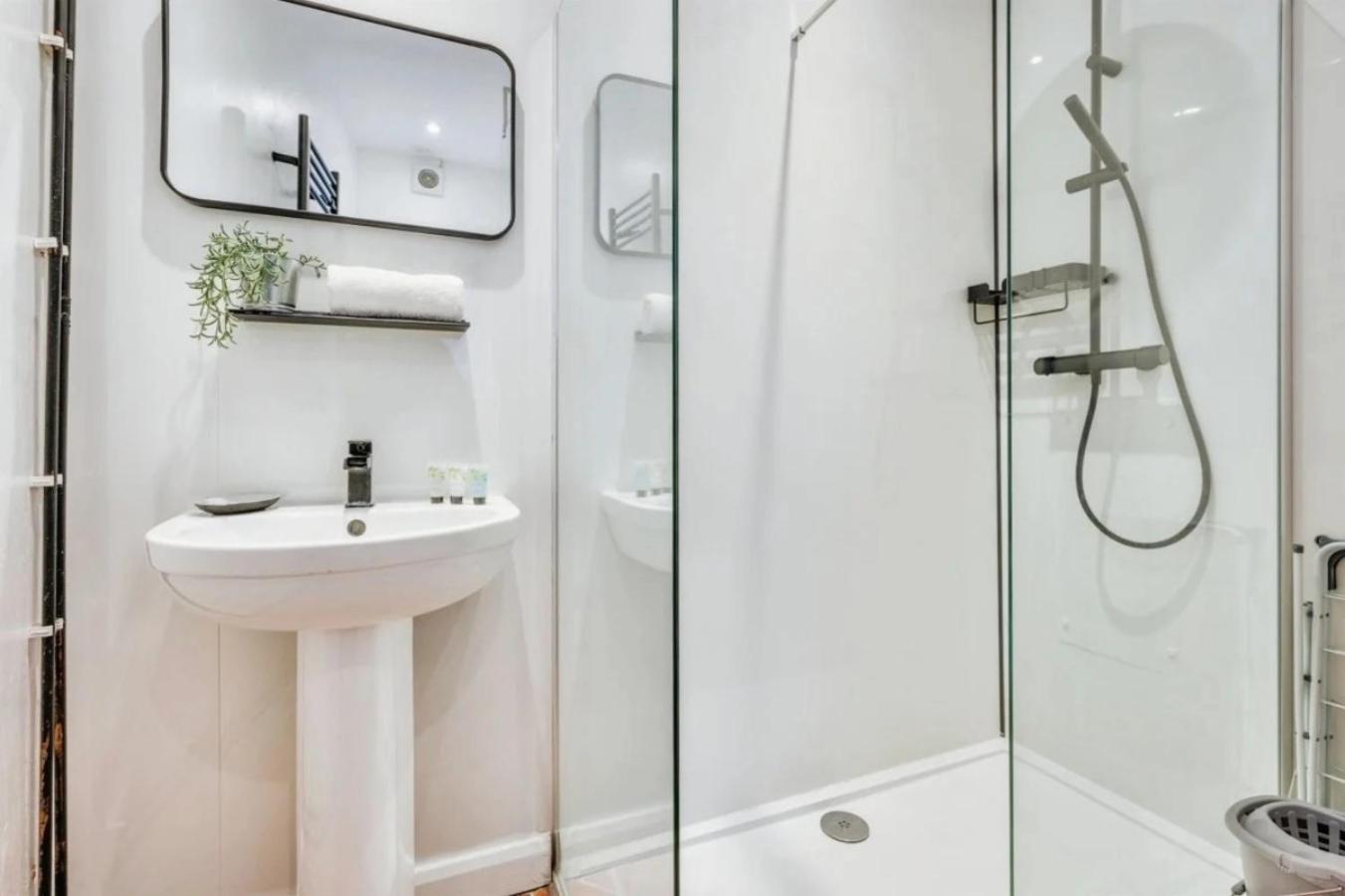 City Centre 2 Bedroom Apt - Free Parking - Wifi - Smart Tv Plymouth Bagian luar foto