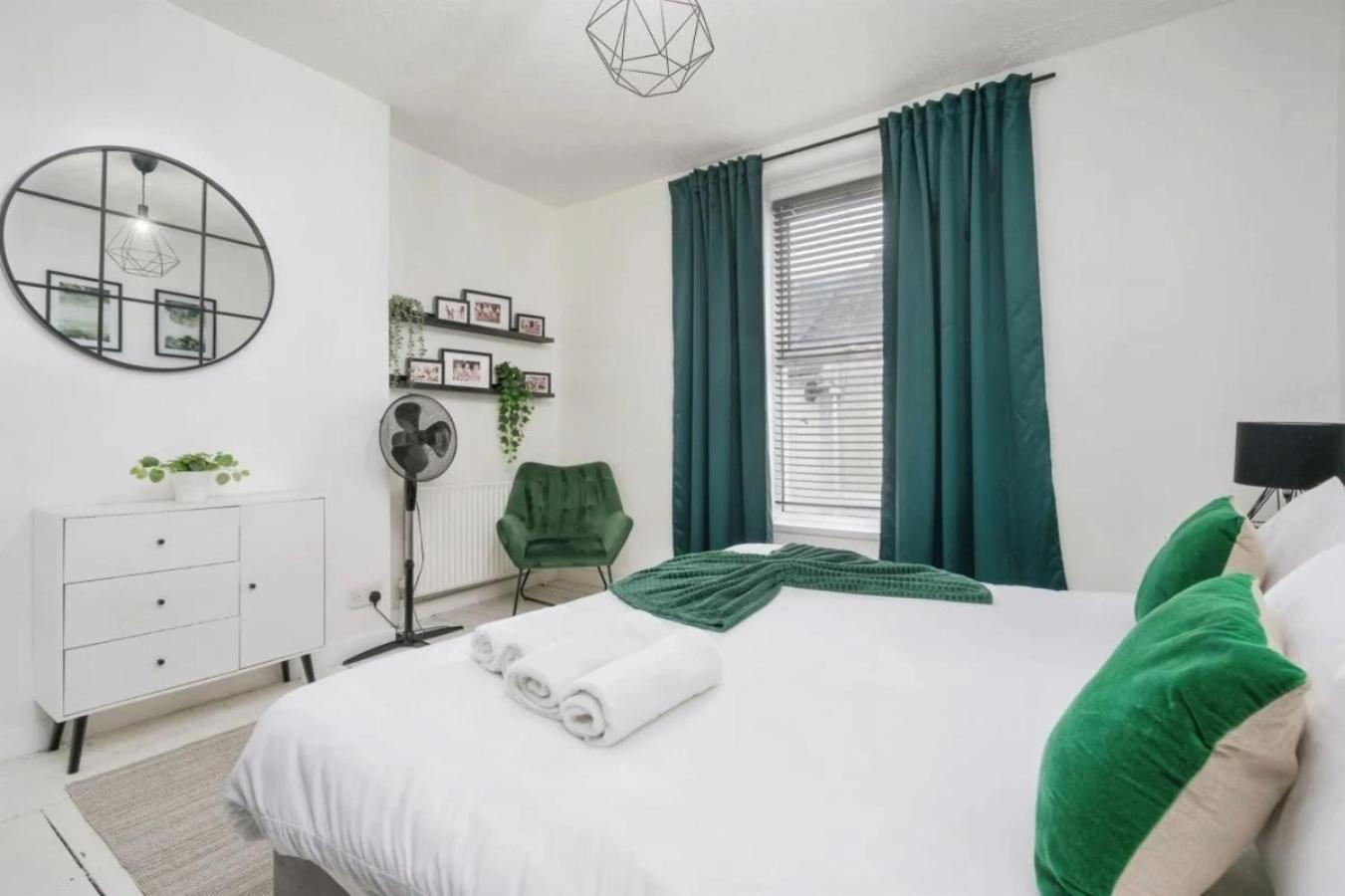 City Centre 2 Bedroom Apt - Free Parking - Wifi - Smart Tv Plymouth Bagian luar foto