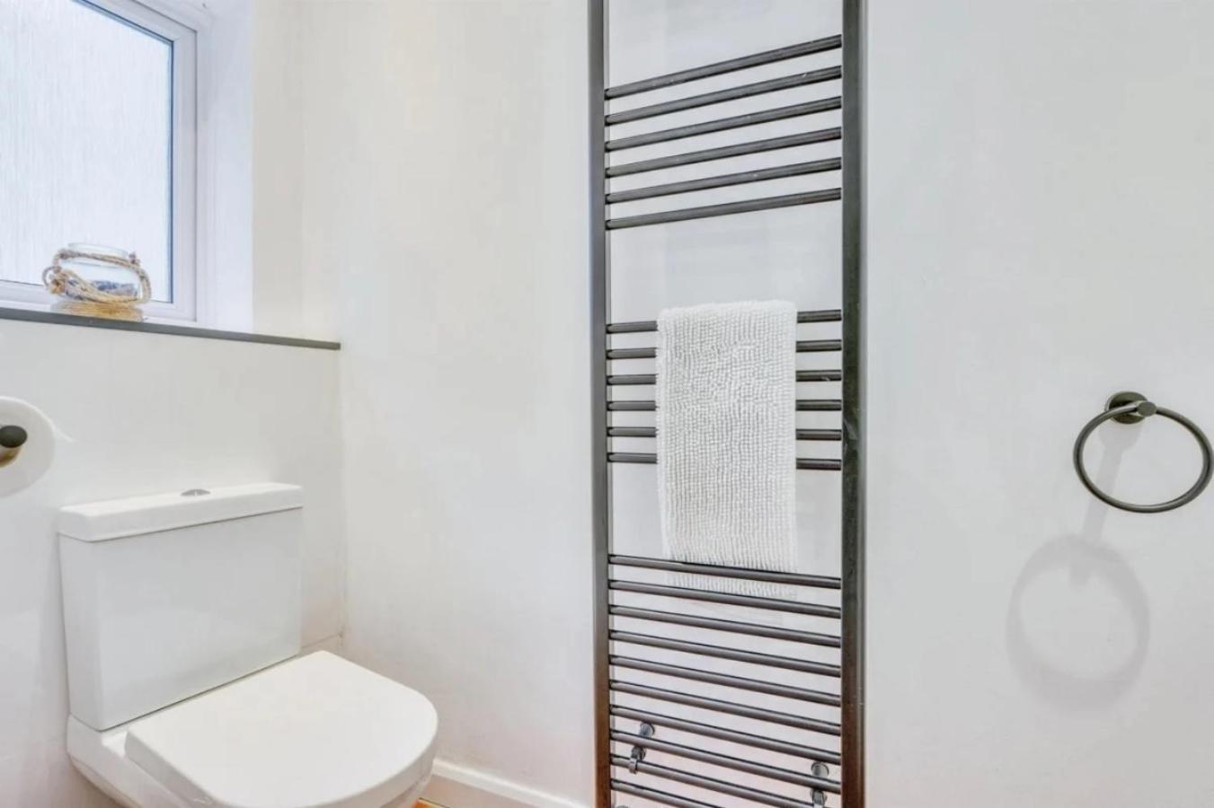 City Centre 2 Bedroom Apt - Free Parking - Wifi - Smart Tv Plymouth Bagian luar foto
